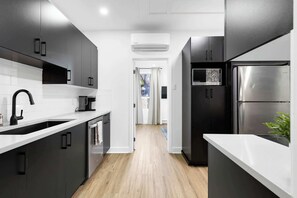 Kühlschrank, Mikrowelle, Ofen, Herdplatte