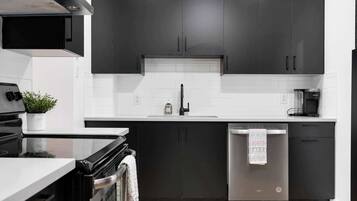 Een koelkast, een magnetron, een oven, een kookplaat