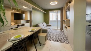 Una cocina moderna con comedor, sofá y vistas al exterior.