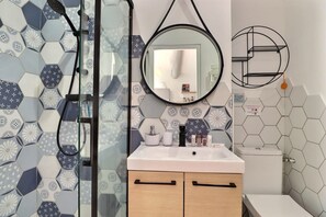 Shower, free toiletries, hair dryer, towels