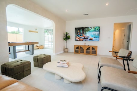 Smart TV, fireplace. Boutique Pool House, Billiards, arcade, 14mi to Disneyland