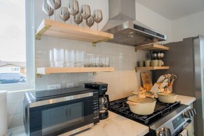 Microondas, horno, placa de cocina, lavavajillas