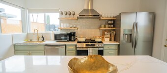 Boutique Pool House, Billiards, arcade, 14mi to Disneyland