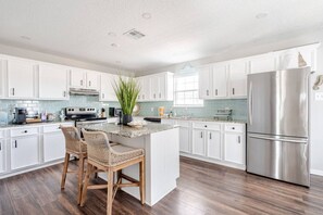 Private kitchen - Cozy 2BR w/ King, 3 min to Beach (Galveston)