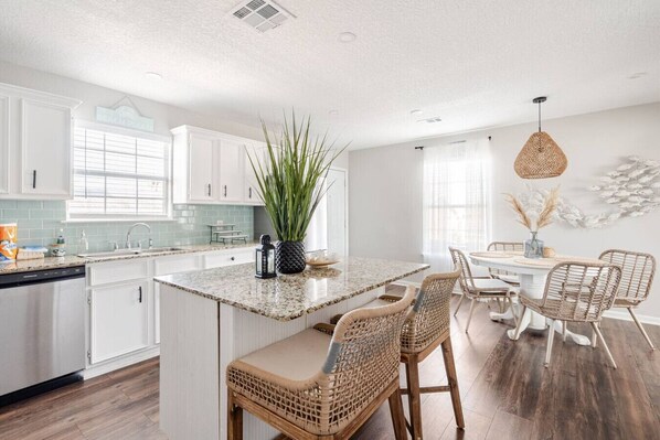 Private kitchen - Cozy 2BR w/ King, 3 min to Beach (Galveston)