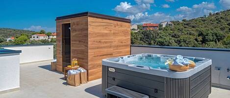 Outdoor spa tub