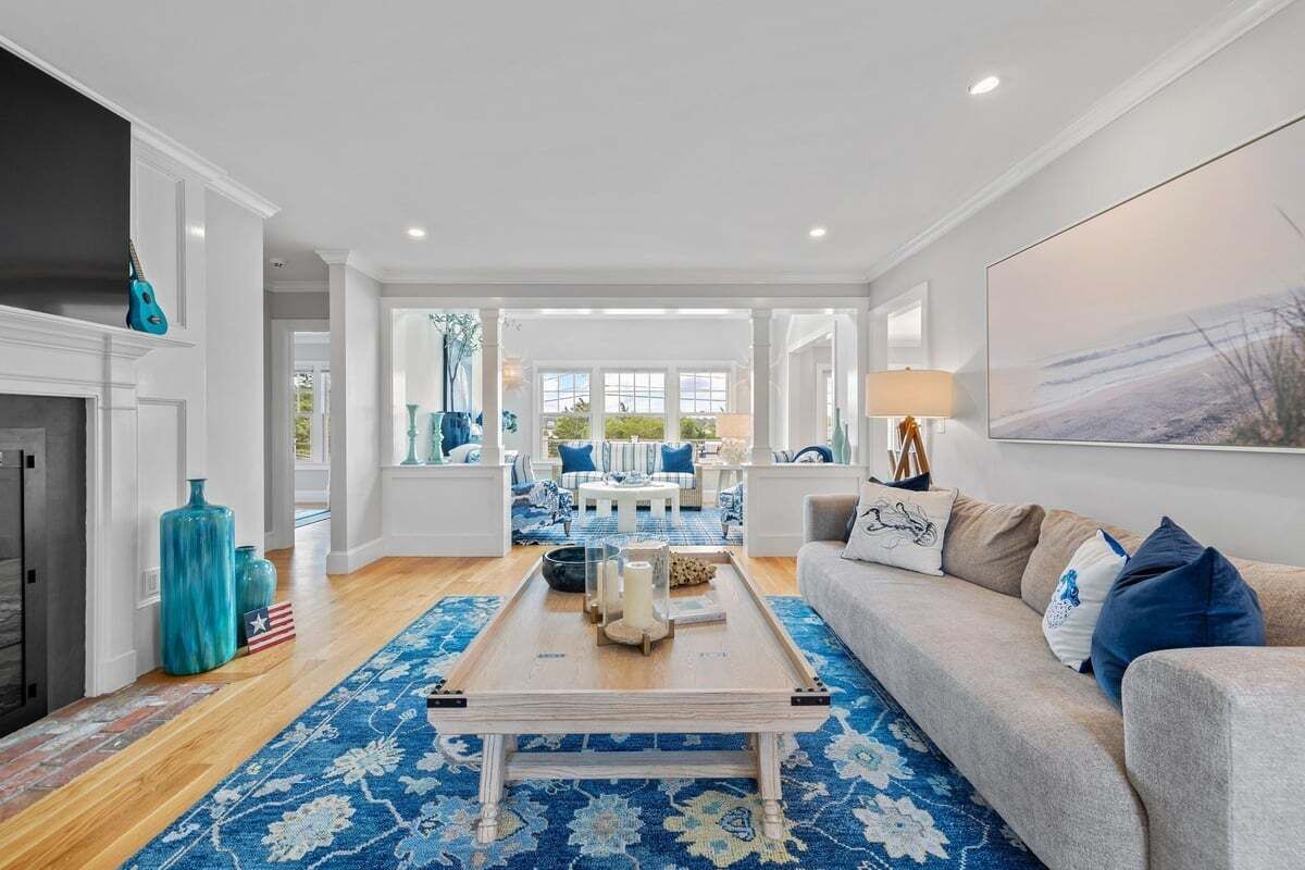 Smart TV, fireplace, books, offices