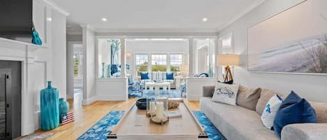 Smart-tv, een open haard, boeken en een kantoor