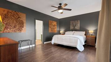 3 Schlafzimmer, Schreibtisch, Bügeleisen/Bügelbrett, Reisekinderbett