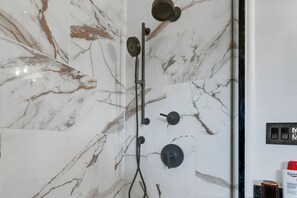 Dusche, Haartrockner, Handtücher