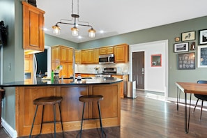 Een koelkast, een microgolfoven, een oven, een kookplaat