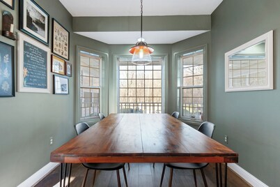 Bur Oak House: Your Perfect Fall Getaway Near Frankenmuth!