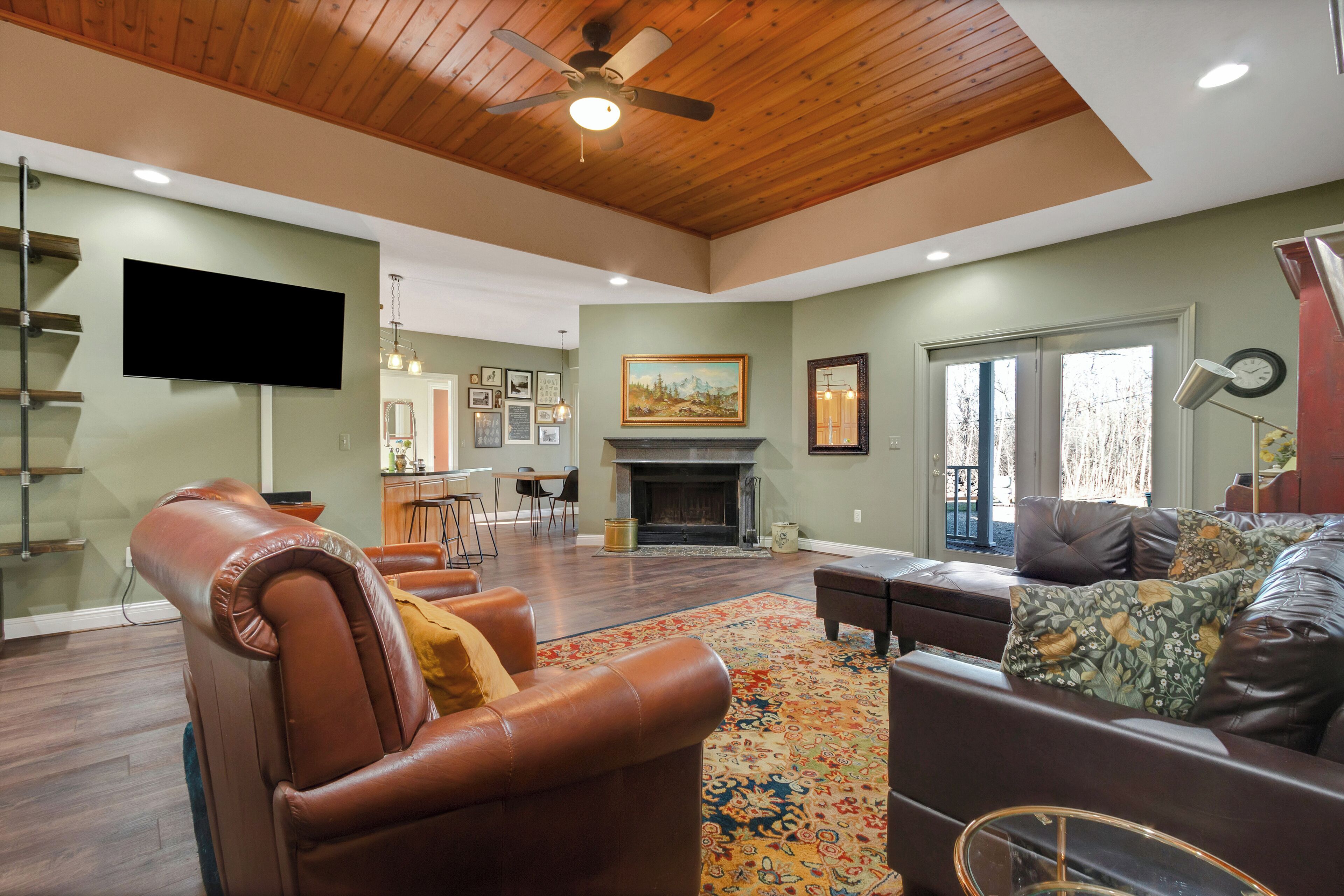 Smart TV, chimenea y oficina 