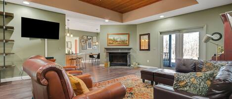 Smart TV, chimenea y oficina