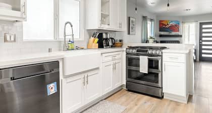 Relaxation at its finest! Modern cozy home with WiFi and AC in San Fernando