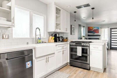 Relaxation at its finest! Modern cozy home with WiFi and AC in San Fernando