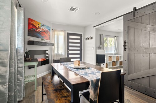 Relaxation at its finest! Modern cozy home with WiFi and AC in San Fernando