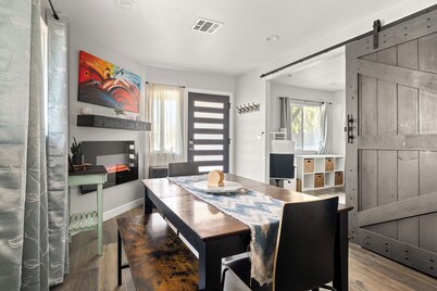 Relaxation at its finest! Modern cozy home with WiFi and AC in San Fernando