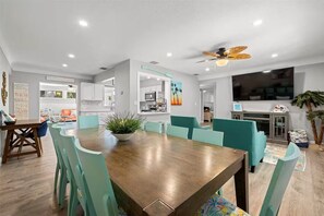 Dining - Spacious and Short Drive to Beach (St. Petersburg)