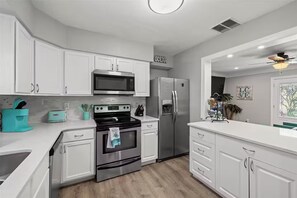 Kjøleskap, mikrobølgeovn, ovn og kokeplater