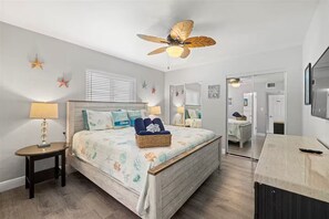 3 soverom, skrivebord, strykejern/-brett og reiseseng for barn