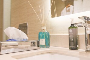 Dusj, hårføner, håndklær og toalettpapir