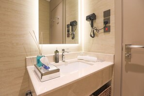 シャワー、ヘアドライヤー、タオル、トイレットペーパー