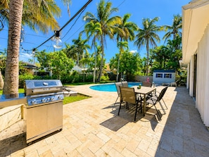 A backyard with a swimming pool, a barbecue grill, and outdoor furniture. - ★★★★★CHARMING 3BDR VILLA W/ PRIVATE POOL & SPACIOUS BACKYARD - 20 min to FIFA! (Hollywood)