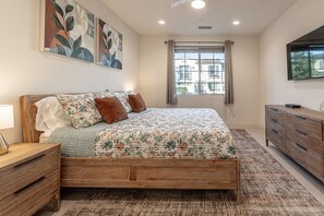 2 soverom, skrivebord, strykejern/-brett og reiseseng for barn