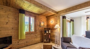 TV, fireplace, DVD player, ping pong - Apartment 'Le Soli - 5 Pers' with Mountain View, Private Garden and Wi-Fi (Taninges)