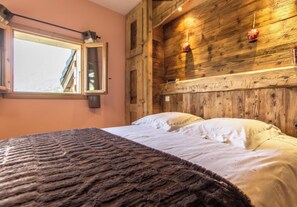 2 bedrooms, iron/ironing board, free WiFi, bed sheets - Apartment 'Le Soli - 5 Pers' with Mountain View, Private Garden and Wi-Fi (Taninges)