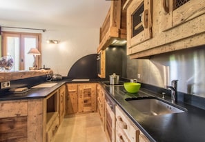 Fridge, microwave, oven, stovetop - Apartment 'Le Soli - 5 Pers' with Mountain View, Private Garden and Wi-Fi (Taninges)