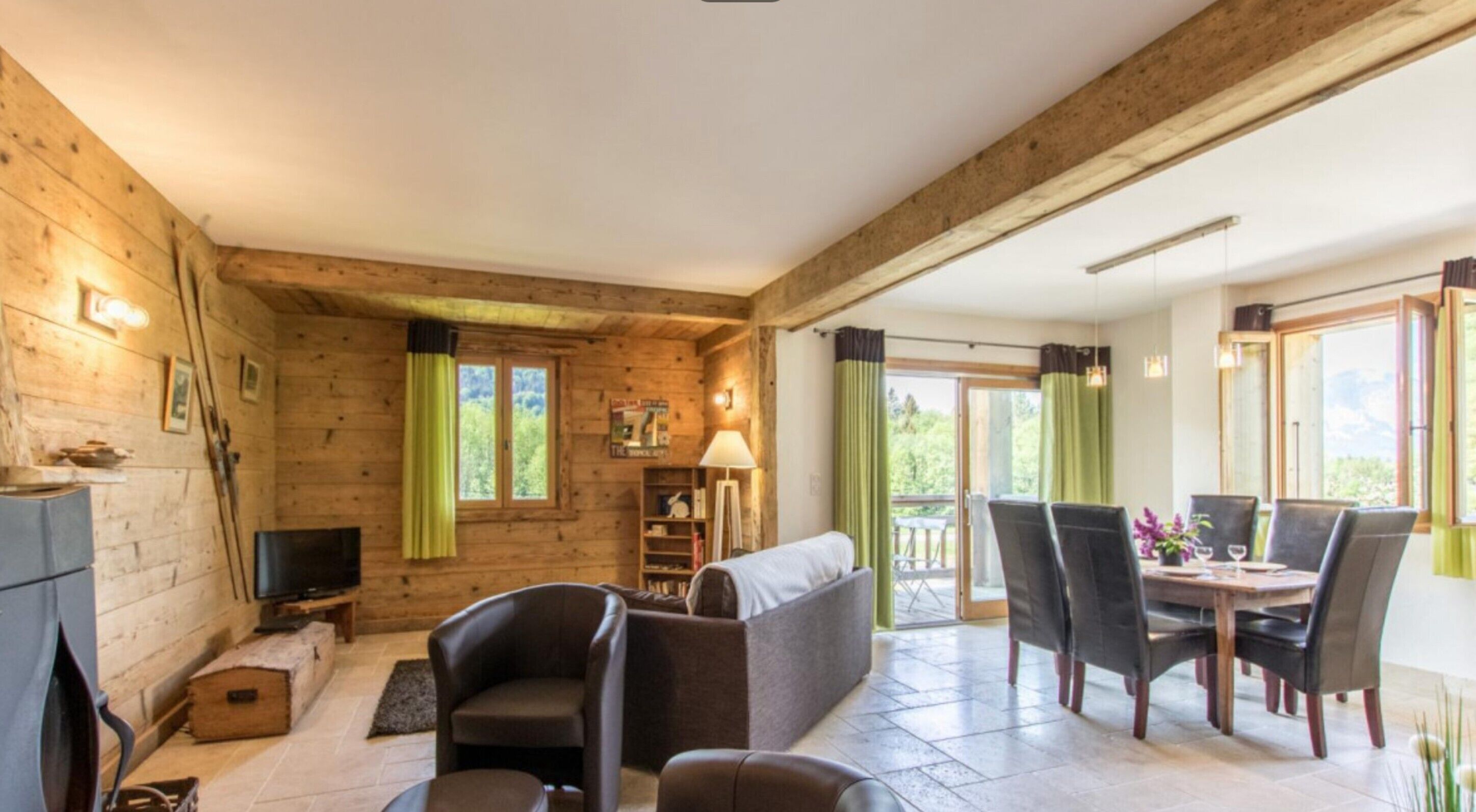 Tv, pejs, dvd-afspiller, bordtennisbord