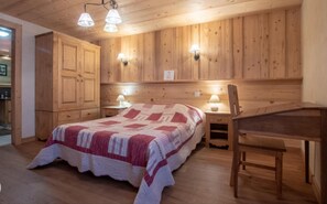 3 slaapkamers, een strijkplank/strijkijzer, gratis wifi, beddengoed