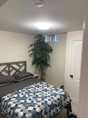 2 soverom, skrivebord, strykejern/-brett og wi-fi (inkludert)