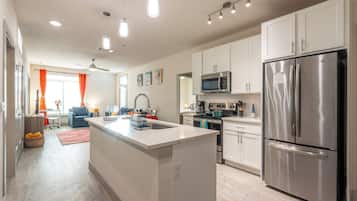 Een koelkast, een magnetron, een oven, een kookplaat