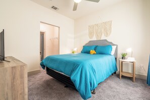 2 Schlafzimmer, Schreibtisch, Bügeleisen/Bügelbrett, Reisekinderbett