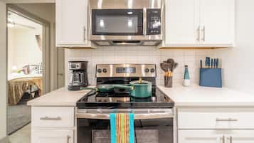 Een koelkast, een magnetron, een oven, een kookplaat