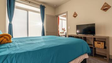 2 slaapkamers, een bureau, een strijkplank/strijkijzer, reisbedje