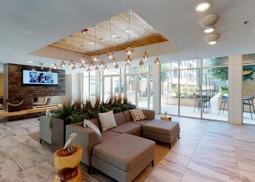 Top Floor Riverwalk 2bdrm Apartment Gem! King bed, Pool, Gym & Free Parking