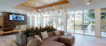 Top Floor Riverwalk 2bdrm Apartment Gem! King bed, Pool, Gym & Free Parking