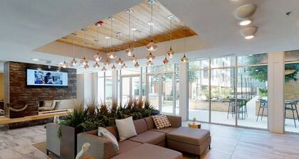 Top Floor Riverwalk 2bdrm Apartment Gem! King bed, Pool, Gym & Free Parking