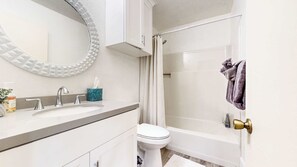 Condo, várias camas, sacada (La Residence 4 #M10) | Banheiro | Toalhas de banho 