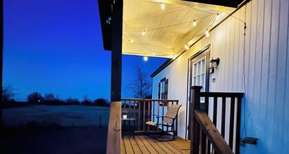 Charming cottage in Springtown, TX with AC and WiFi. Enjoy your stay