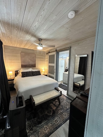 1 bedroom, free WiFi, bed sheets. Charming cottage in Springtown, TX with AC and WiFi. Enjoy your stay