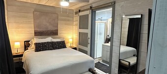 Charming cottage in Springtown, TX with AC and WiFi. Enjoy your stay