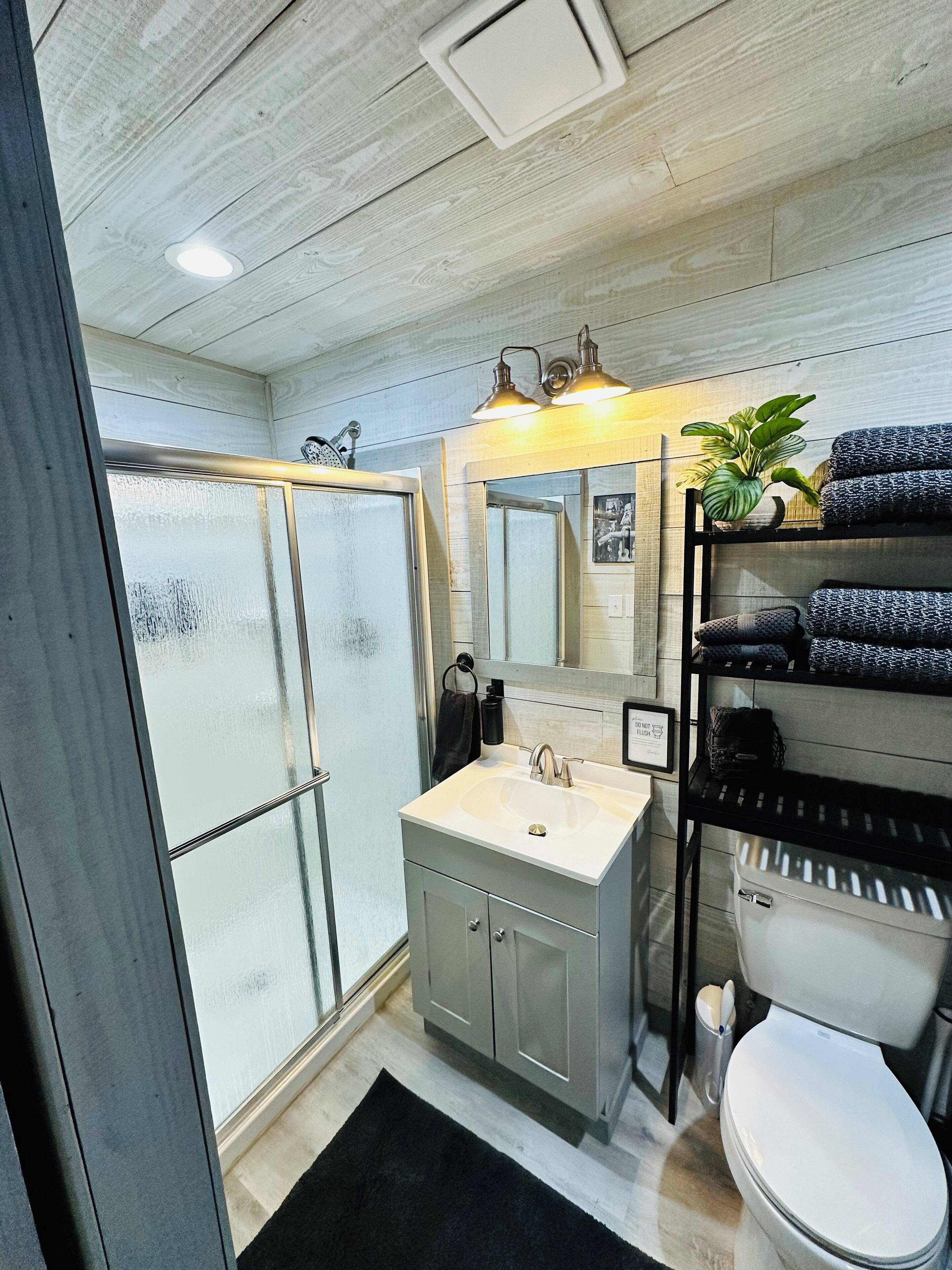 Ducha, secador de pelo, toallas, jabón