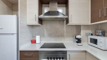 Geladeira, micro-ondas, fogão, cooktop