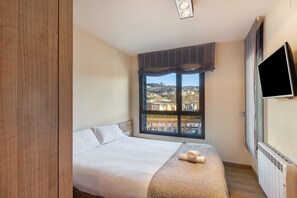 2 bedrooms, bed sheets