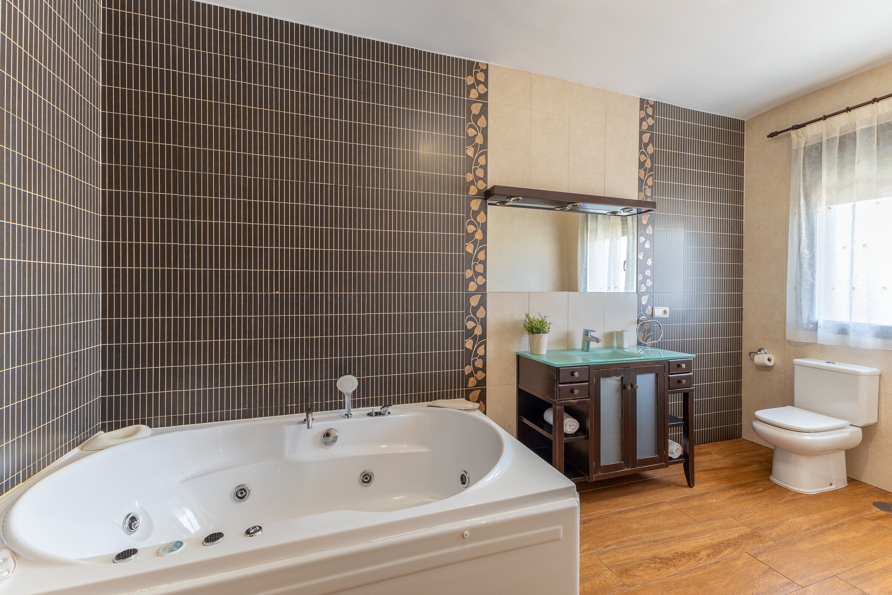 Douche, séchoir à cheveux, serviettes fournies